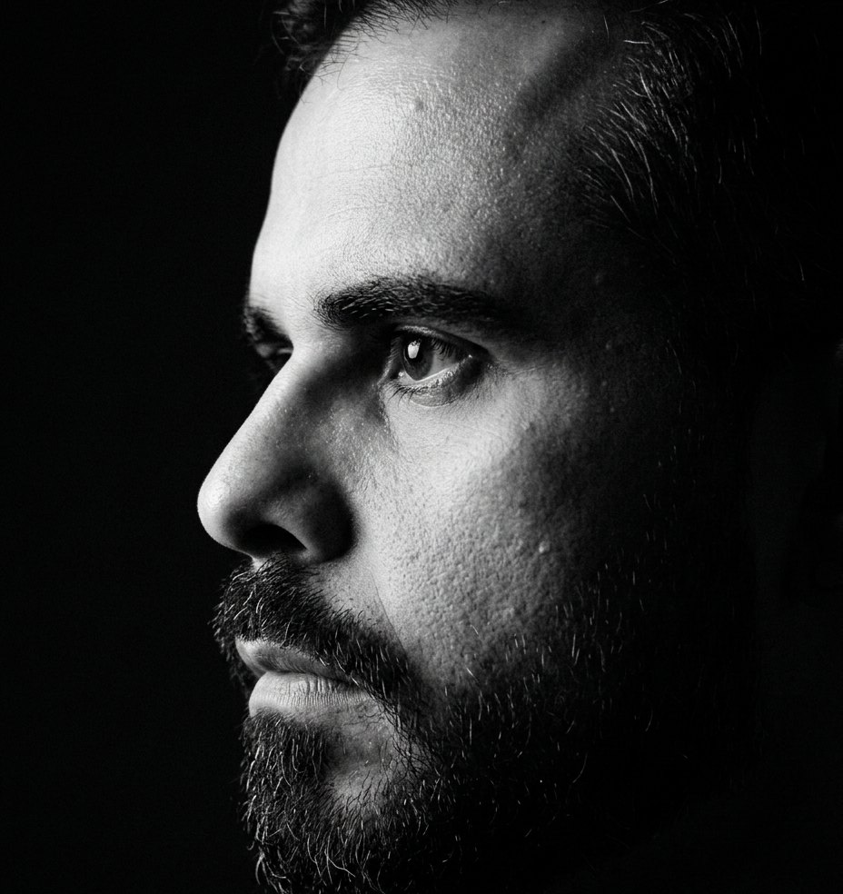 Retrato de perfil de Renan Oliveira em preto e branco